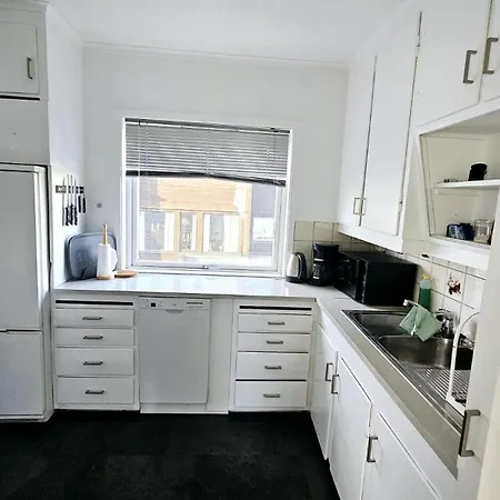 Koselig Med Balkong Og Parkering.